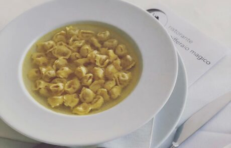 I nostri tortellini in brodo ristretto di cappone-min